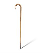 A WALKING STICK WITH GOLD TOP AND ANTLER HORN END, EARLY 20TH CENTURY the gold top stamped 9ct, .