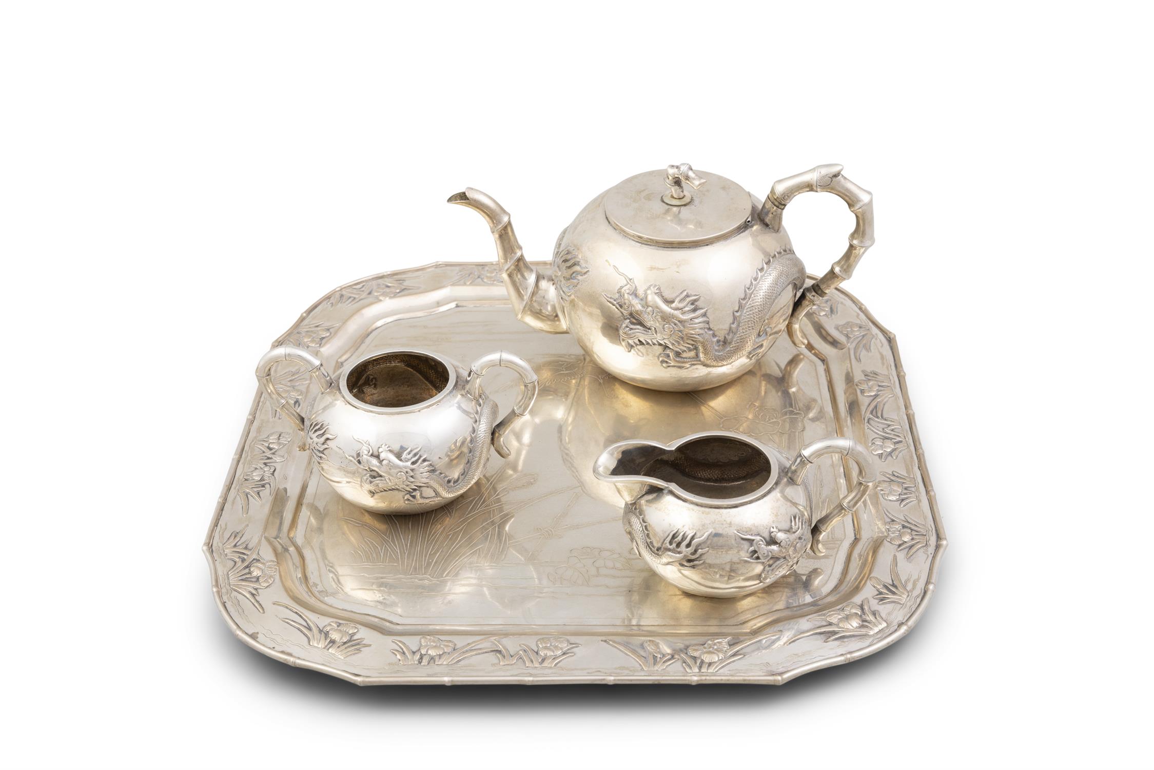 A CHINESE EXPORT 'DRAGON' TEA SET, EARLY 20TH CENTURY comprising a tea pot, sugar bowl and - Image 2 of 6