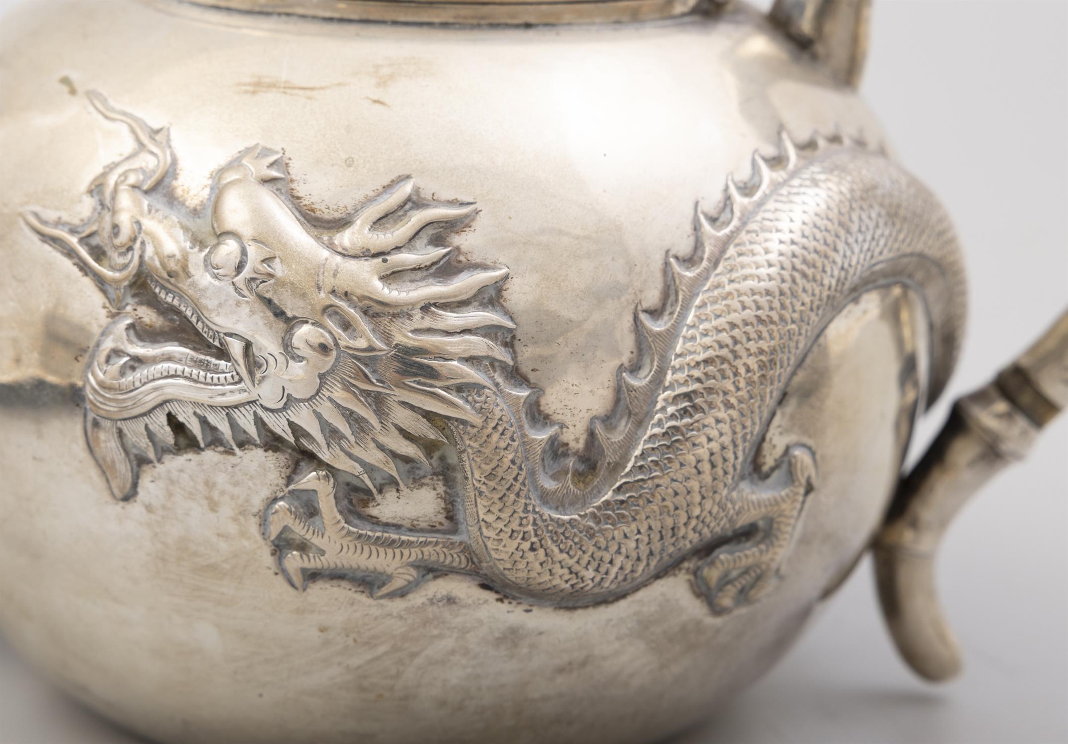 A CHINESE EXPORT 'DRAGON' TEA SET, EARLY 20TH CENTURY comprising a tea pot, sugar bowl and - Image 4 of 6