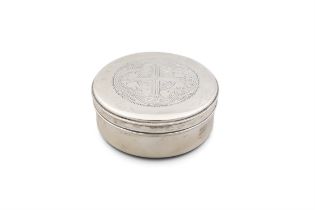 AN IRISH ECCLESIASTICAL SILVER CIRCULAR BOX AND COVER Dublin c.1945, mark of John Smyth & Sons,