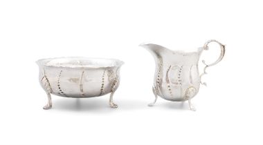 AN IRISH GEORGE III STYLE SILVER SUGAR BOWL AND CREAM JUG Dublin, 1961, mark of William Egan &