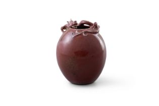 A PEACH BLOOM 'DRAGON' VASE, 晚清 豇豆紅釉卧龍筆洗 China, late 19th century H: 12.8cm