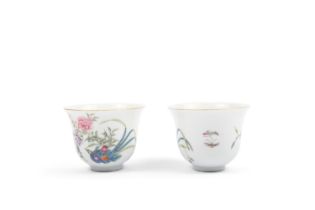 A PAIR OF FAMILLE ROSE ‘FLOWERS AND FRUITS’ CUPS, MARKED JU REN TANG. 民國 粉彩