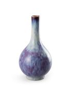 A FLAMBÉ-GLAZED BOTTLE VASE 清代 乾隆款 窯變釉長頸瓶 China, possibly of the period. The bottle vase