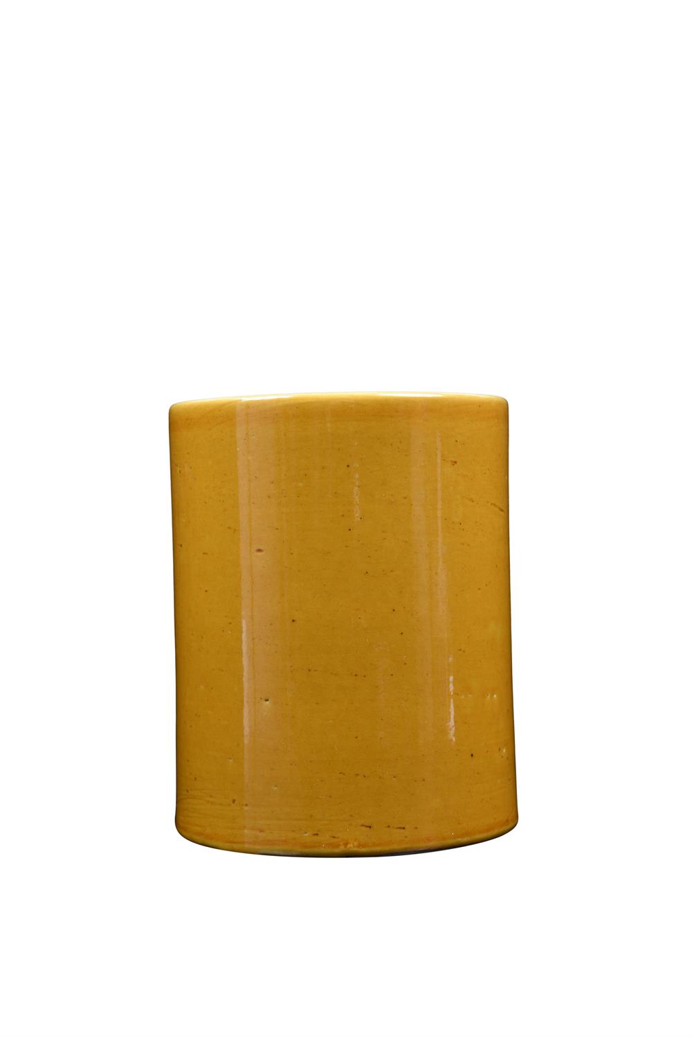 A YELLOW GLAZED CYLINDRICAL BRUSH POT 清代 黃釉筆筒 China, Qing dynasty. Of plain cylindrical - Image 5 of 6