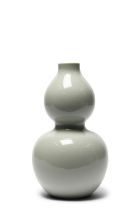 A CELADON GLAZED DOUBLE GOURD VASE , China，Republican period (1911 - 1949) 民國