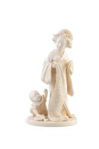 λ AN IVORY OKIMONO OF A WOMAN AND CHILD, SIGNED DAORE 道樂 Japan, Meiji period (1868-1912) H: