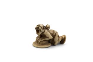 λ A CARVED IVORY NETSUKE WITH ONE HIMOTOSHI, SIGNED. Japan, Meiji period