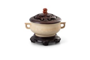 A ZHANGZHOU KILNS PALE-YELLOW GLAZE INCENSE BURNER 明代 漳州窯白釉雙耳香爐 China, Ming