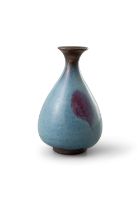 A PURPLE-SPLASHED JUN STYLE YU HU CHUN VASE 元代或更晚 鈞窯玉壺春瓶 China, Yuan dynasty or later.