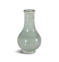 A SMALL CELADON GLAZED BOTTLE VASE, 明代 仿哥窯弦紋小瓶 CHINA - MING DYNASTY with lipped rim and