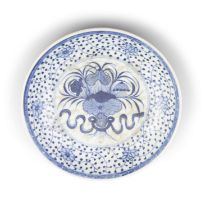 A BLUE AND WHITE ‘LOTUS BOUQUET’ DISH 清代 青花一把蓮紋盤 China, Qing dynasty the central circular