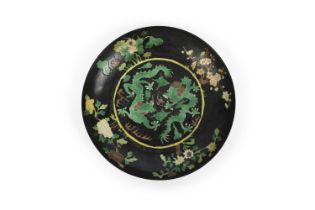 A FAMILLE VERTE SANCAI ‘DRAGONS’ DISH, MARKED KANGXI 康熙款 素三彩龍紋盤 China, 20th century Of