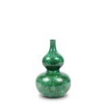 A FAMILLE VERTE DOUBLE GOURDE VASE, MAKRED QIANLONG. China, early 20th century. H: 26.5cm