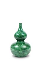 A FAMILLE VERTE DOUBLE GOURDE VASE, MAKRED QIANLONG. China, early 20th century. H: 26.5cm