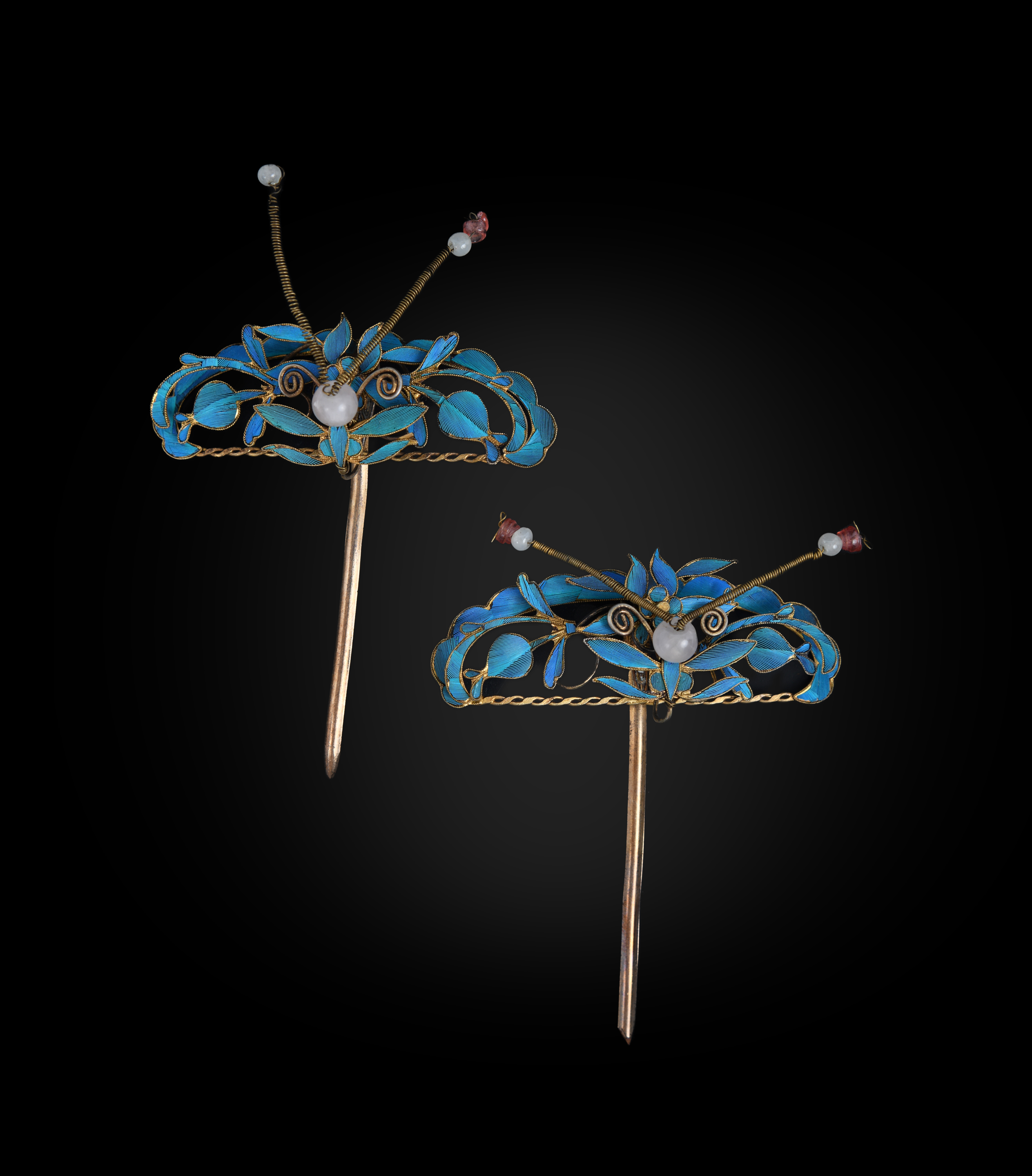 A PAIR OF KINGFISHER FEATHER 'EN TREMBLANT' BUTTERFLY AND POMEGRANATES HAIRPINS WITH ROSE QUATZ