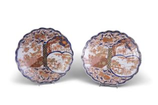 A PAIR OF IMARI FLOWER-SHAPED DISHES, Japan, Meiji period (1868-1912) of circular shape with
