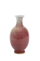 A SMALL PEACH-BLOOM GLAZED VASE. 晚清 豇豆紅釉小瓶 China, Late Qing dynasty. H: 12.2 cm
