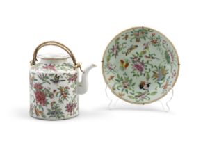 A SET OF FAMILLE-ROSE PORCELAIN TEAPOT AND DISH China, early 20th century. H. 14 cm - D. 18.