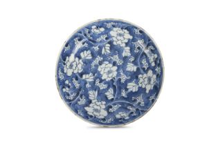 A BLUE AND WHITE REVERSE DECORATED ‘LOTUS’ DISH 20世紀初 青花蓮紋盤 China, early 20th century of