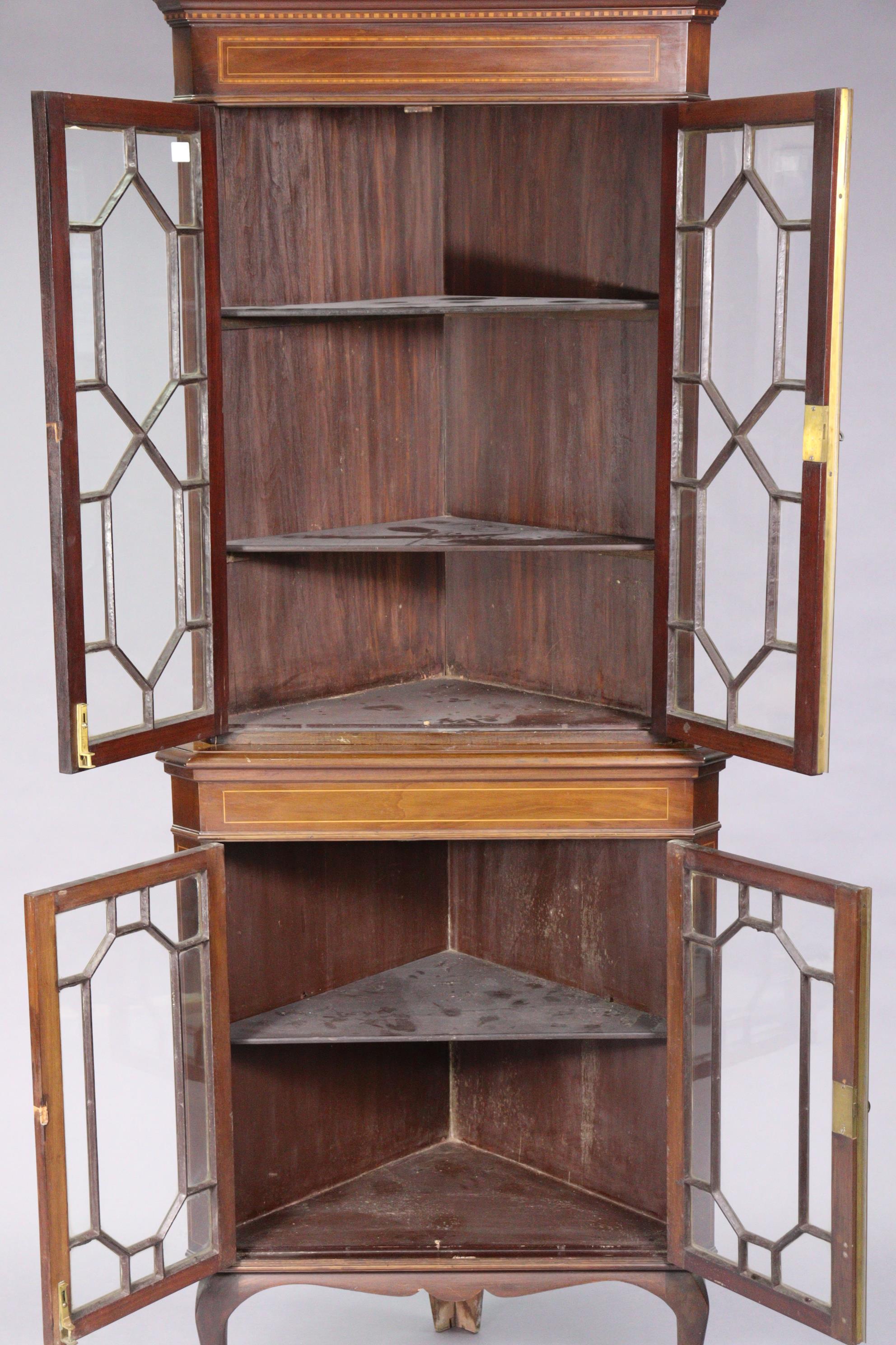 An Edwardian inlaid-mahogany tall standing corner cabinet fitted four shelves enclosed by two - Bild 2 aus 2