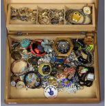Various other items of costume jewellery.