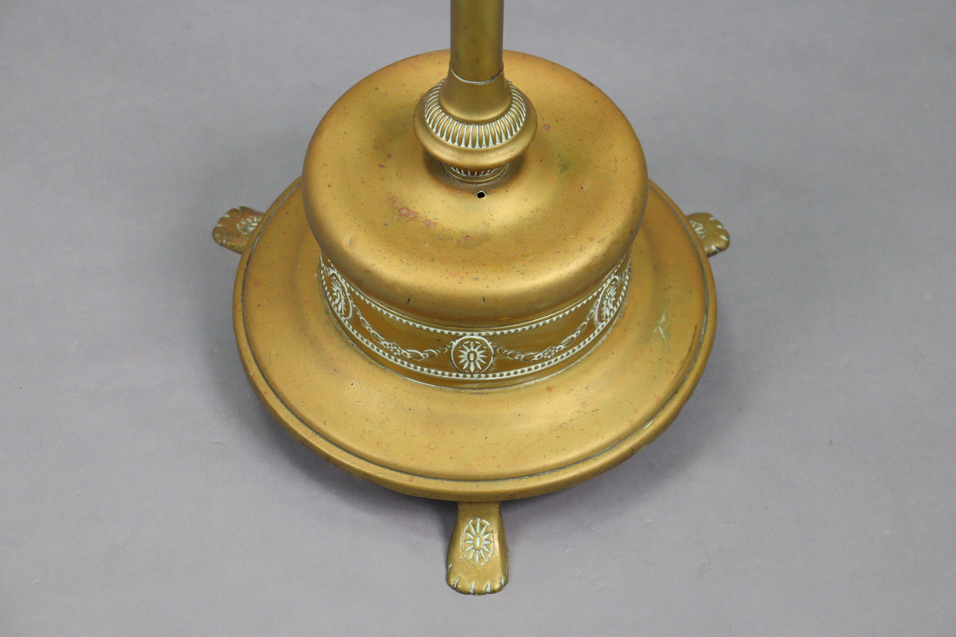 A late 19th/early 20th century adjustable floor-standing oil lamp with neoclassical decoration, on - Image 4 of 4
