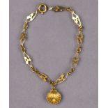 A 9ct gold flexible bracelet with pendant scallop shell set seed pearl, 2.9g.