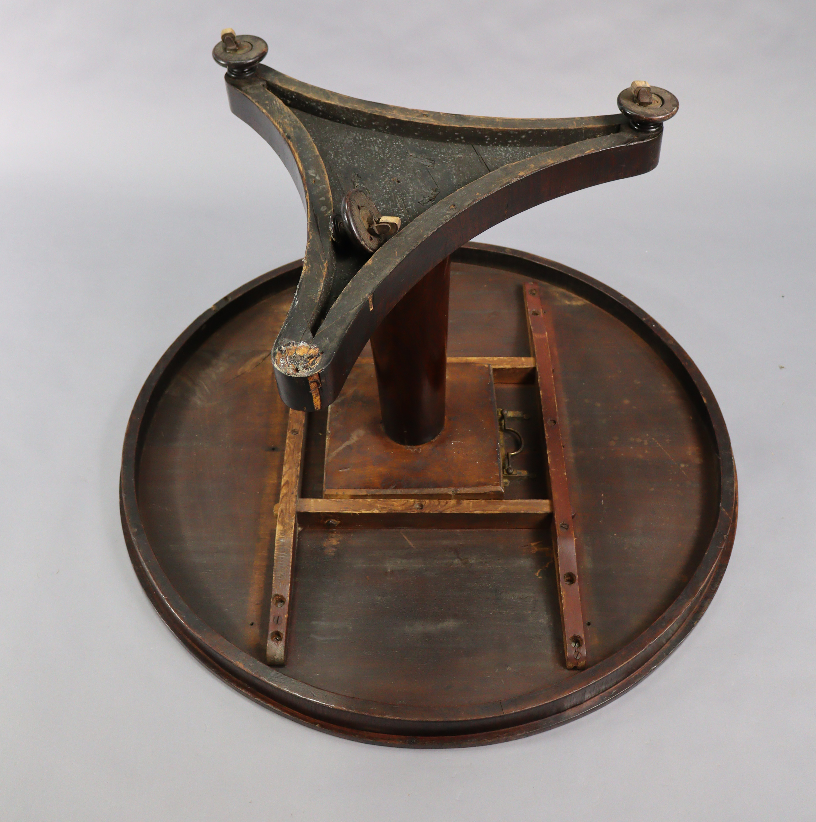 An early Victorian rosewood loo table with circular tilt-top, on tapered centre column & triform - Image 4 of 6