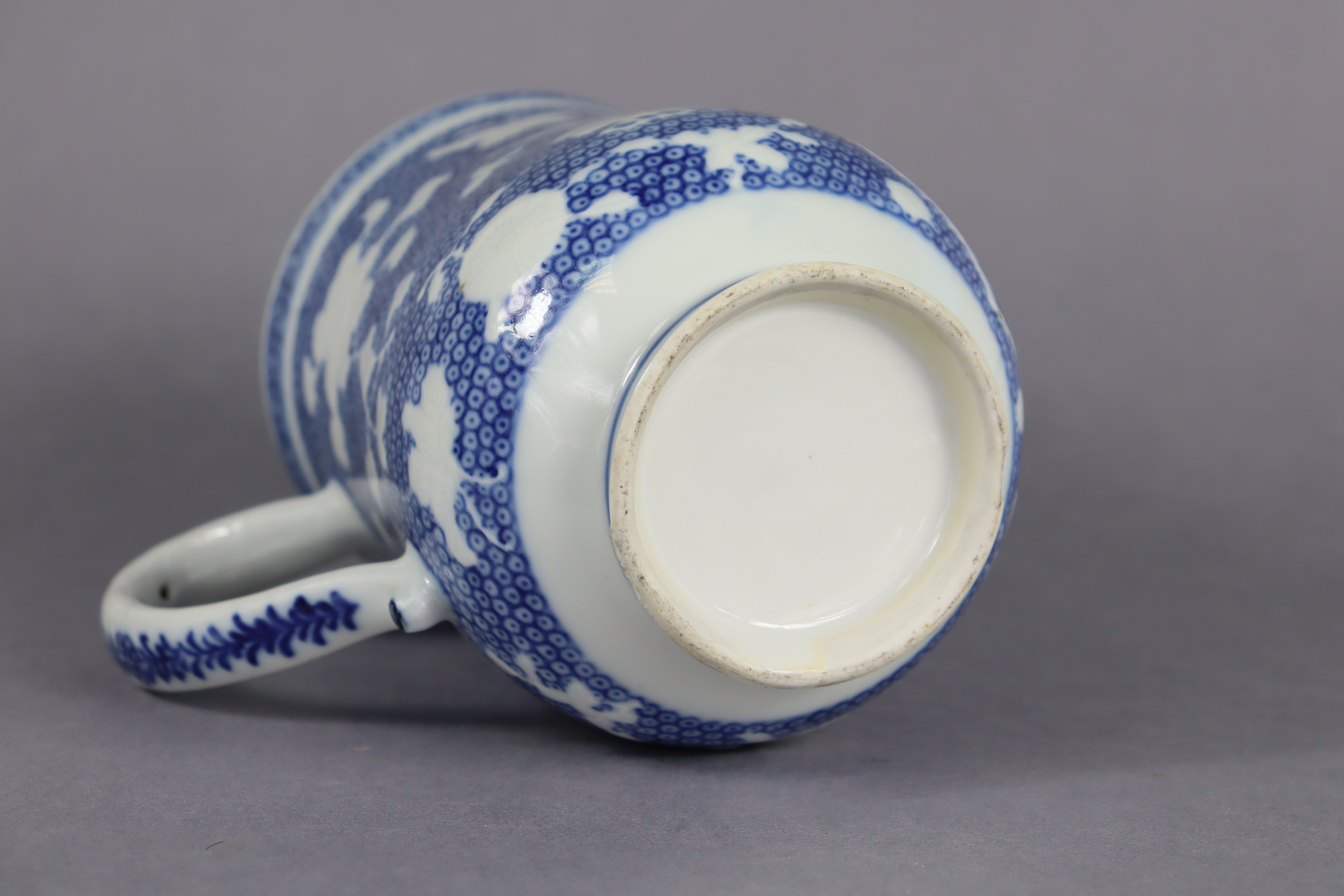 An 18th century Chinese blue & white porcelain tankard of baluster form. The central cartouche - Image 4 of 4