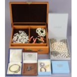 A leather jewellery box, & various items of costume jewellery.