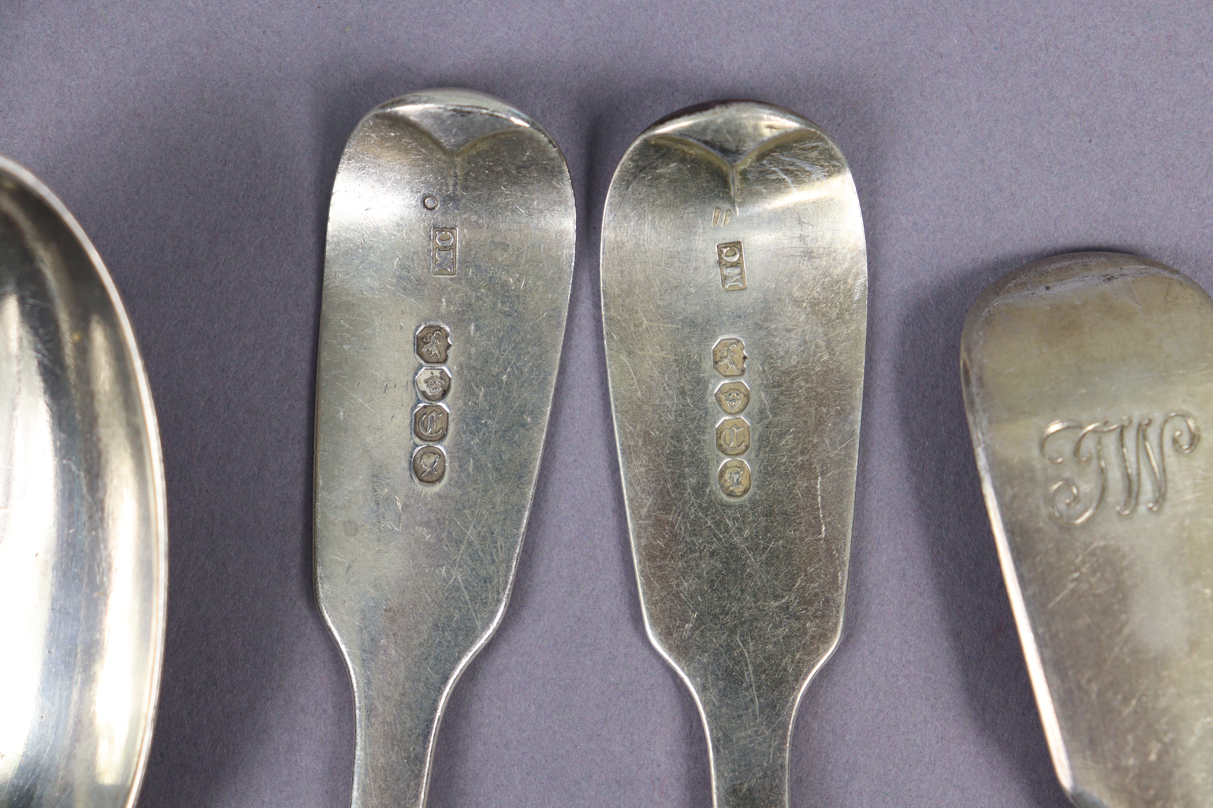 Six Victorian silver Fiddle pattern table spoons; London 1830 by Mary Chawner. (14.8oz) - Image 3 of 3