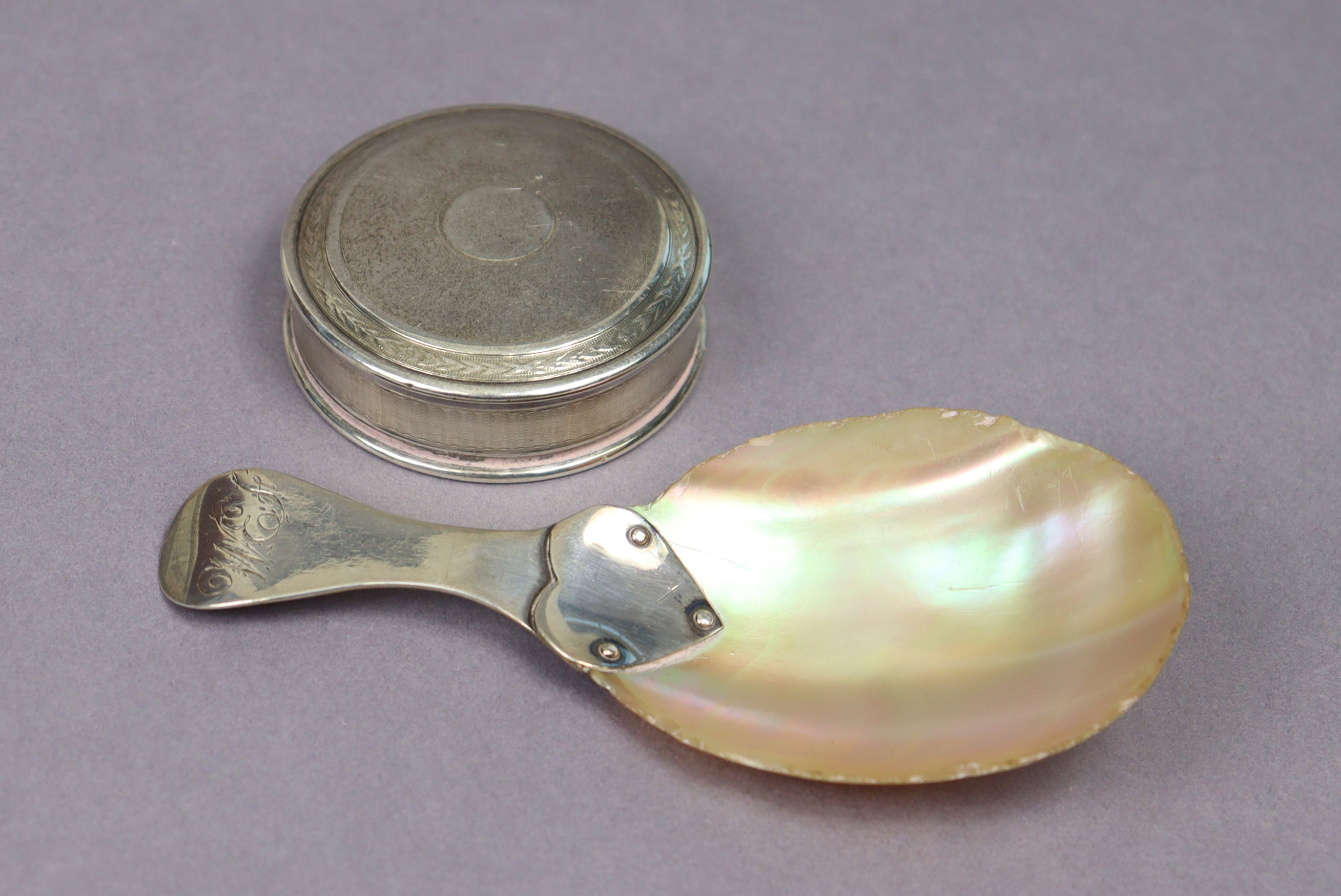 A George III spoon with silver flat handle & mother-of-pearl oval bowl, 4¼” long, London 1804 by