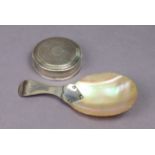 A George III spoon with silver flat handle & mother-of-pearl oval bowl, 4¼” long, London 1804 by