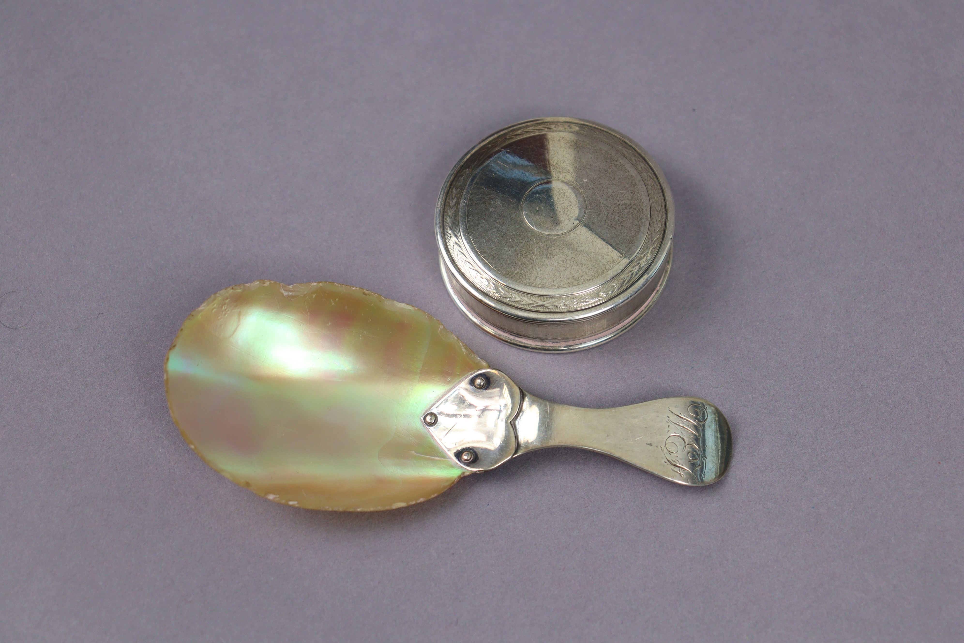 A George III spoon with silver flat handle & mother-of-pearl oval bowl, 4¼” long, London 1804 by - Image 2 of 4