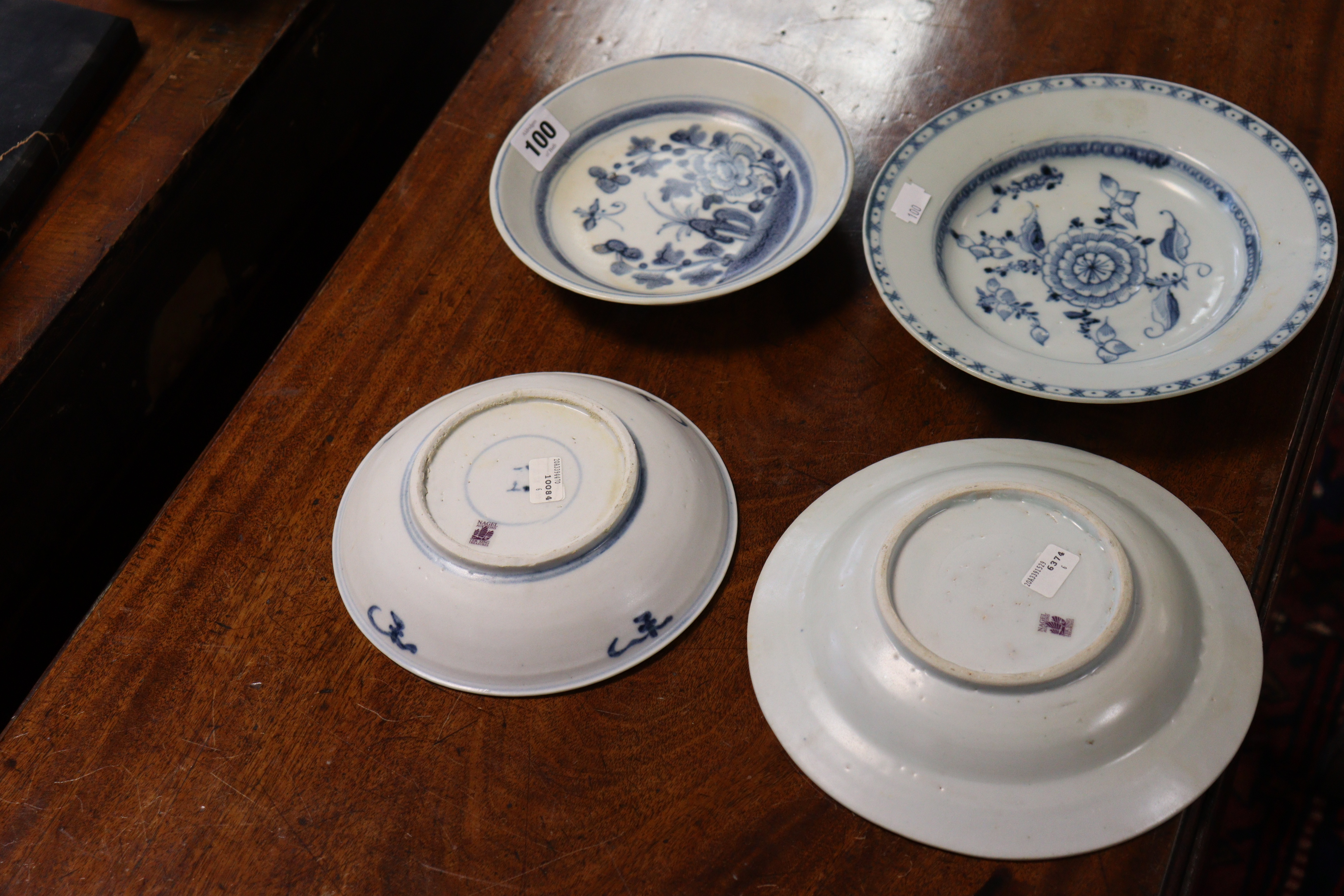 Tek Sing shipwreck cargo: a group of four provincial Chinese porcelain plates, with peony, butterfly - Image 4 of 4