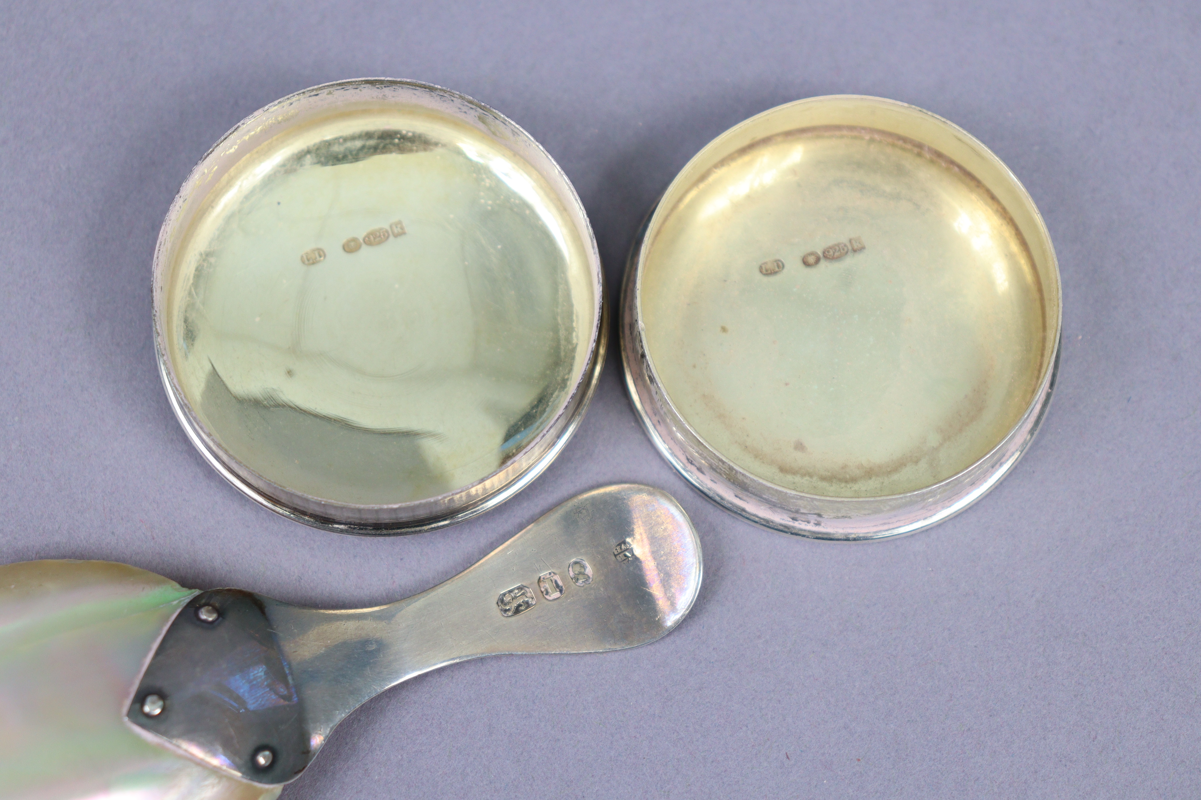 A George III spoon with silver flat handle & mother-of-pearl oval bowl, 4¼” long, London 1804 by - Image 3 of 4