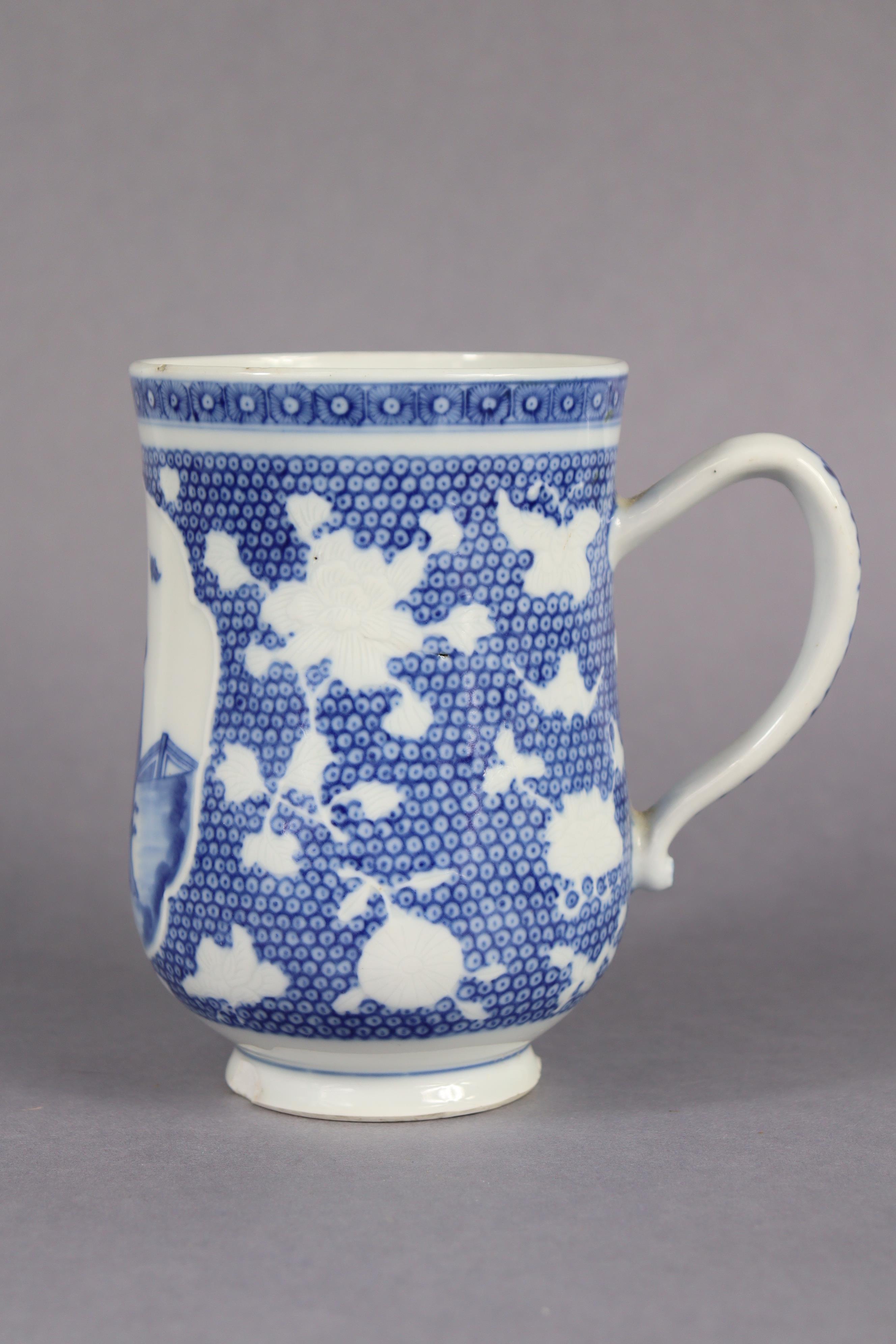 An 18th century Chinese blue & white porcelain tankard of baluster form. The central cartouche - Image 3 of 4