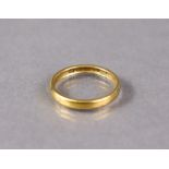 A 22ct gold wedding band, size P (3g).