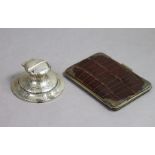 An Edwardian silver inkwell of round form with planished surface & hinged lid (lacking glass liner),