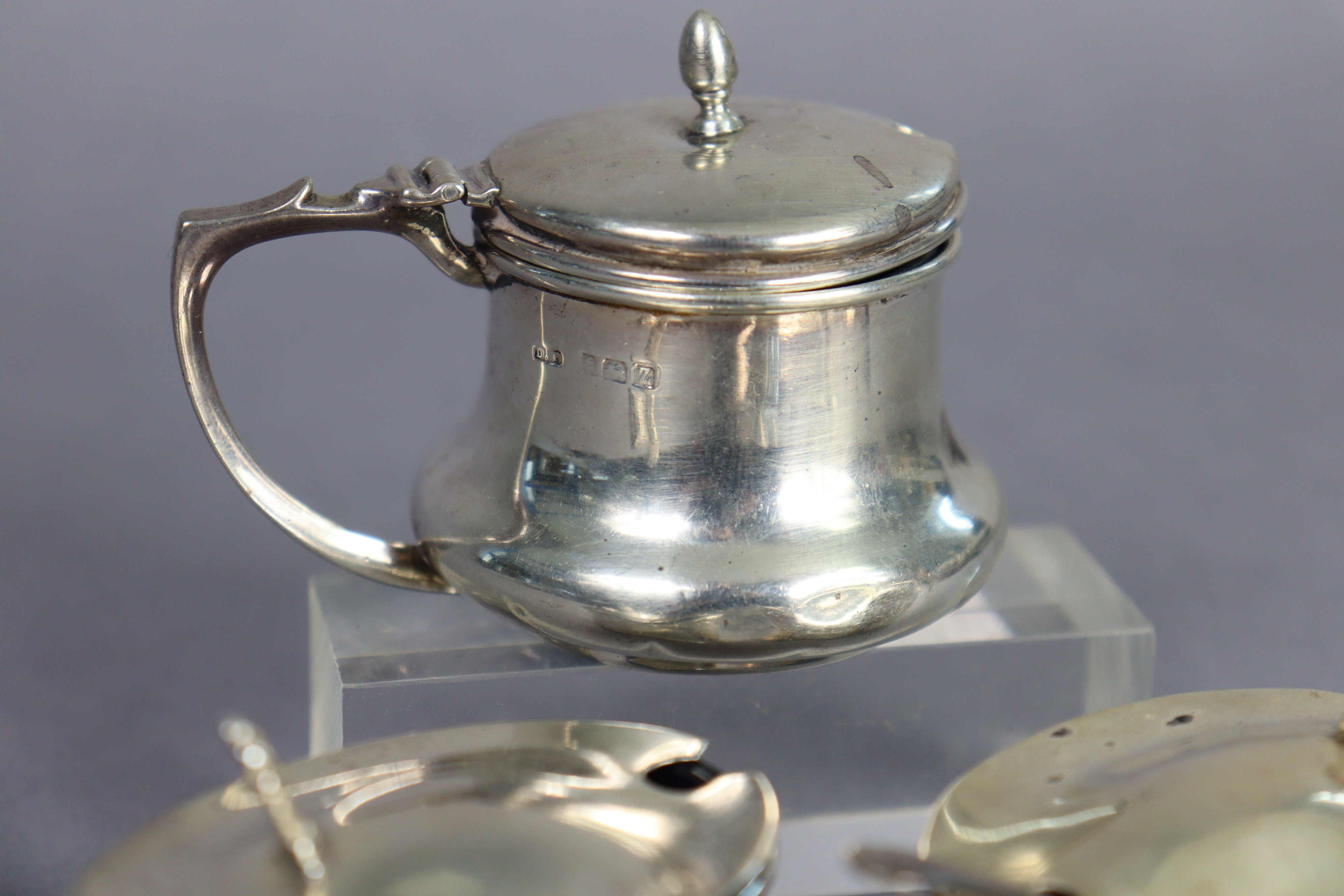 A pair of George V silver hexagonal sweetmeat dishes with pierced tapered sides & flat foliate - Image 4 of 5