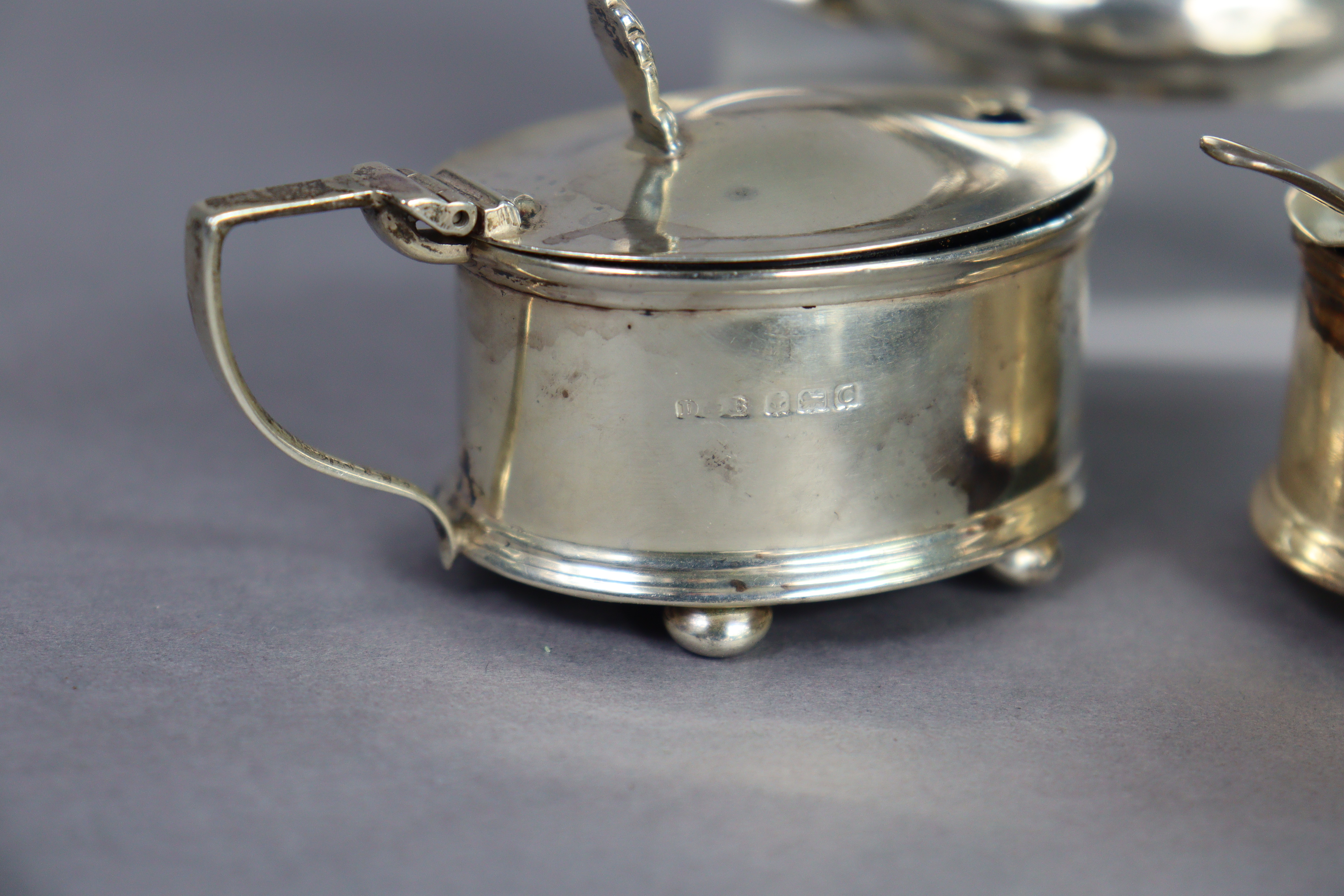 A pair of George V silver hexagonal sweetmeat dishes with pierced tapered sides & flat foliate - Image 5 of 5