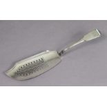 A George III silver Fiddle pattern fish slice with pierced scimitar blade, 12” long; London 1807, by