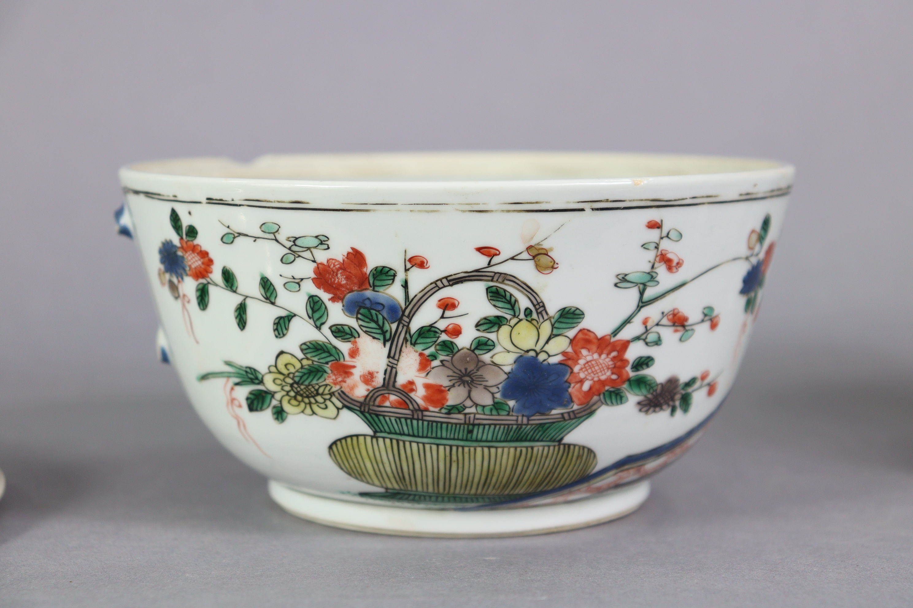 An 18th century Chinese famille verte porcelain bowl & cover, painted with a basket of flowers to - Image 4 of 12