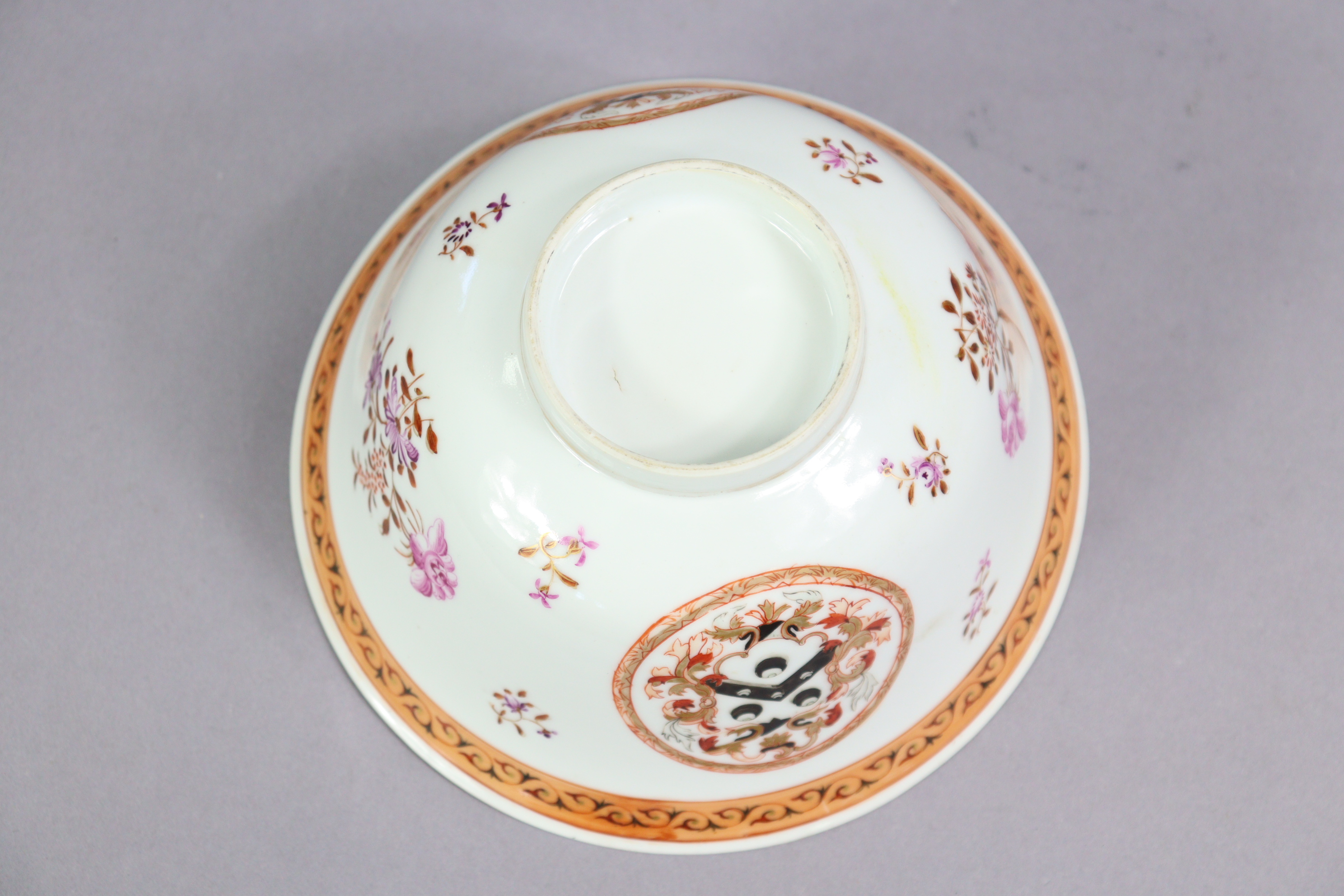 An 18th century Chinese export porcelain bowl with painted armorials in reserves, & floral sprays - Image 5 of 5