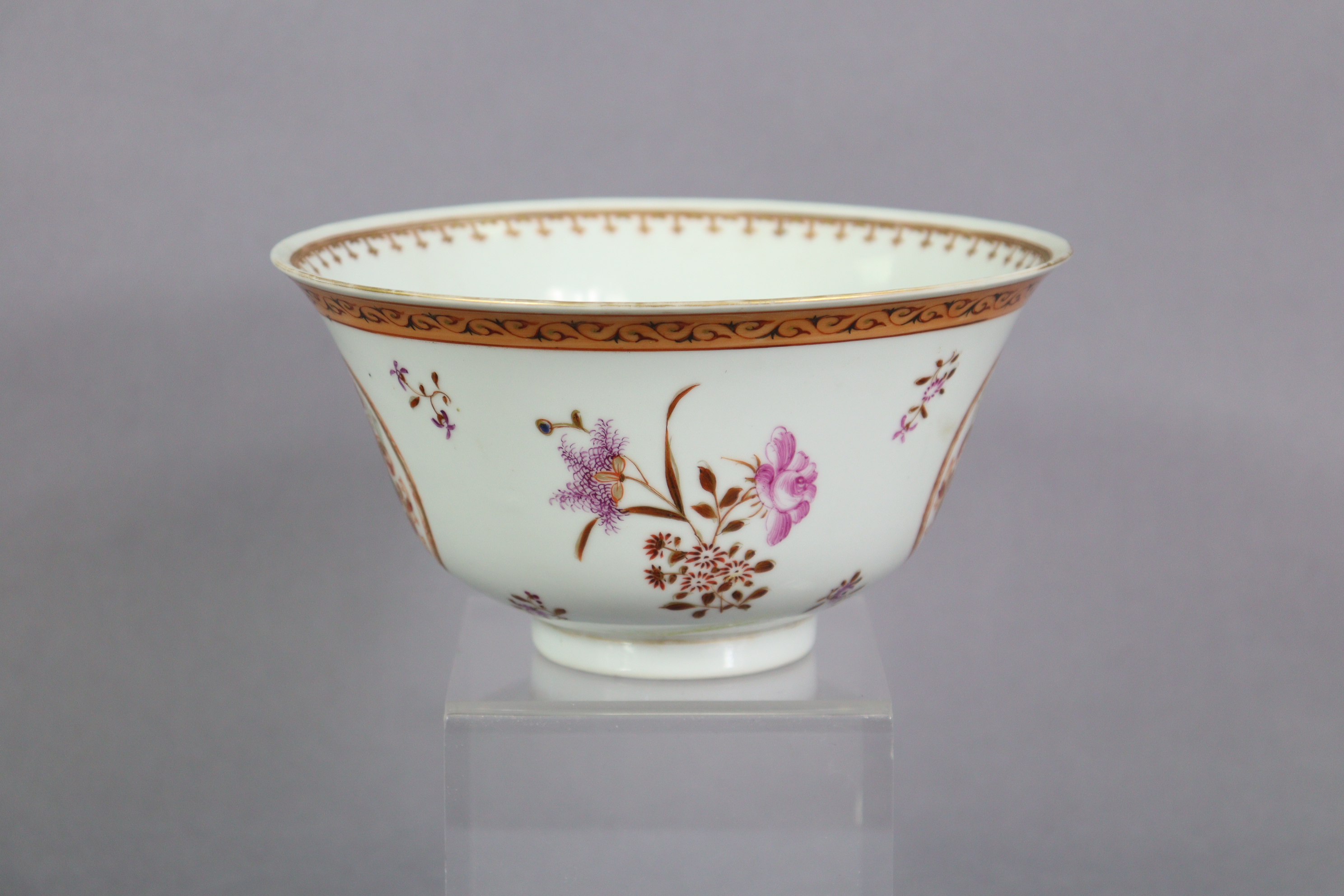 An 18th century Chinese export porcelain bowl with painted armorials in reserves, & floral sprays - Image 4 of 5