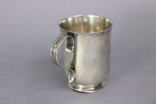 A George V silver christening mug with scroll handle, engraved inscription: “William Pulteney, - Image 2 of 5