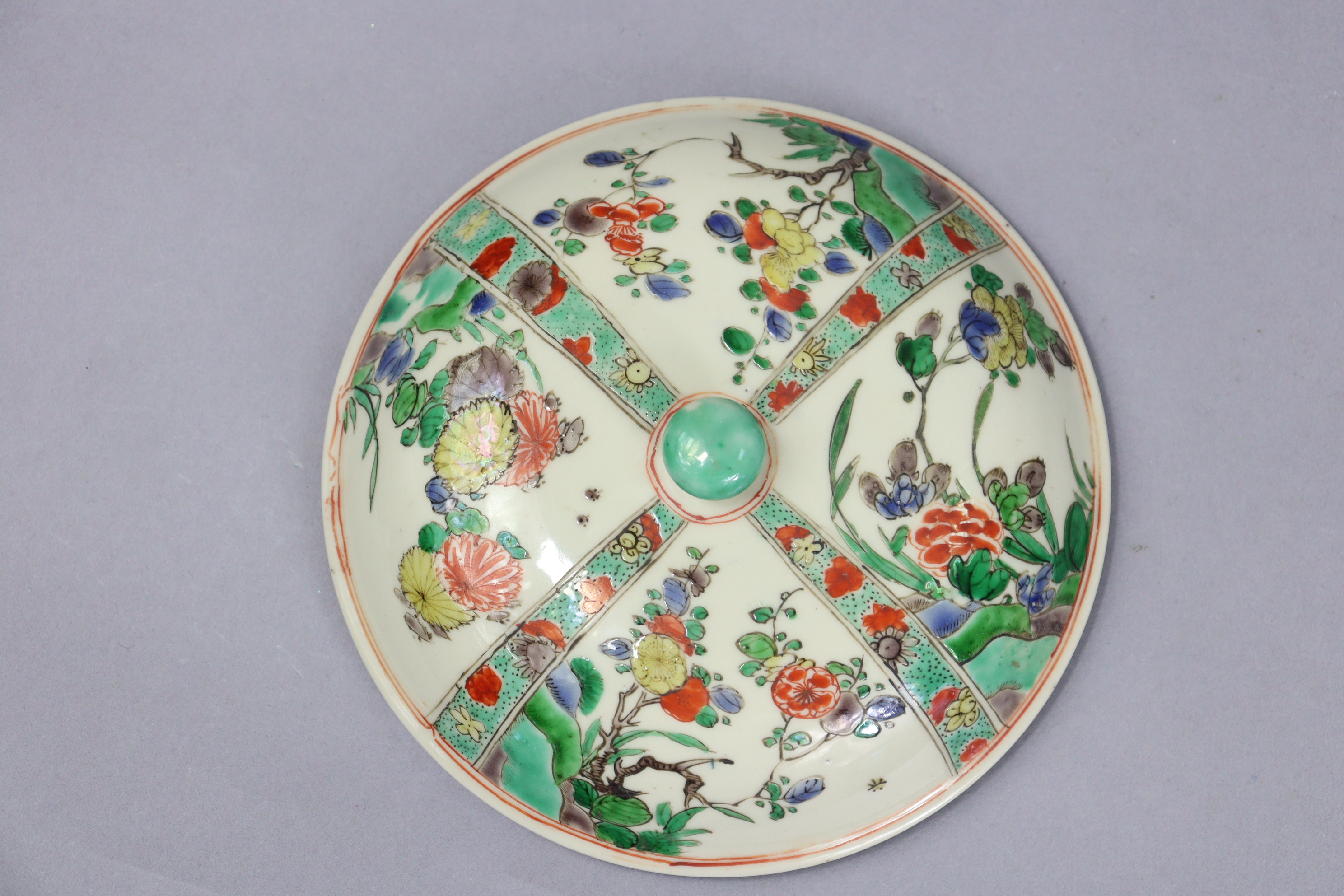 An 18th century Chinese famille verte porcelain bowl & cover, painted with a basket of flowers to - Image 6 of 12