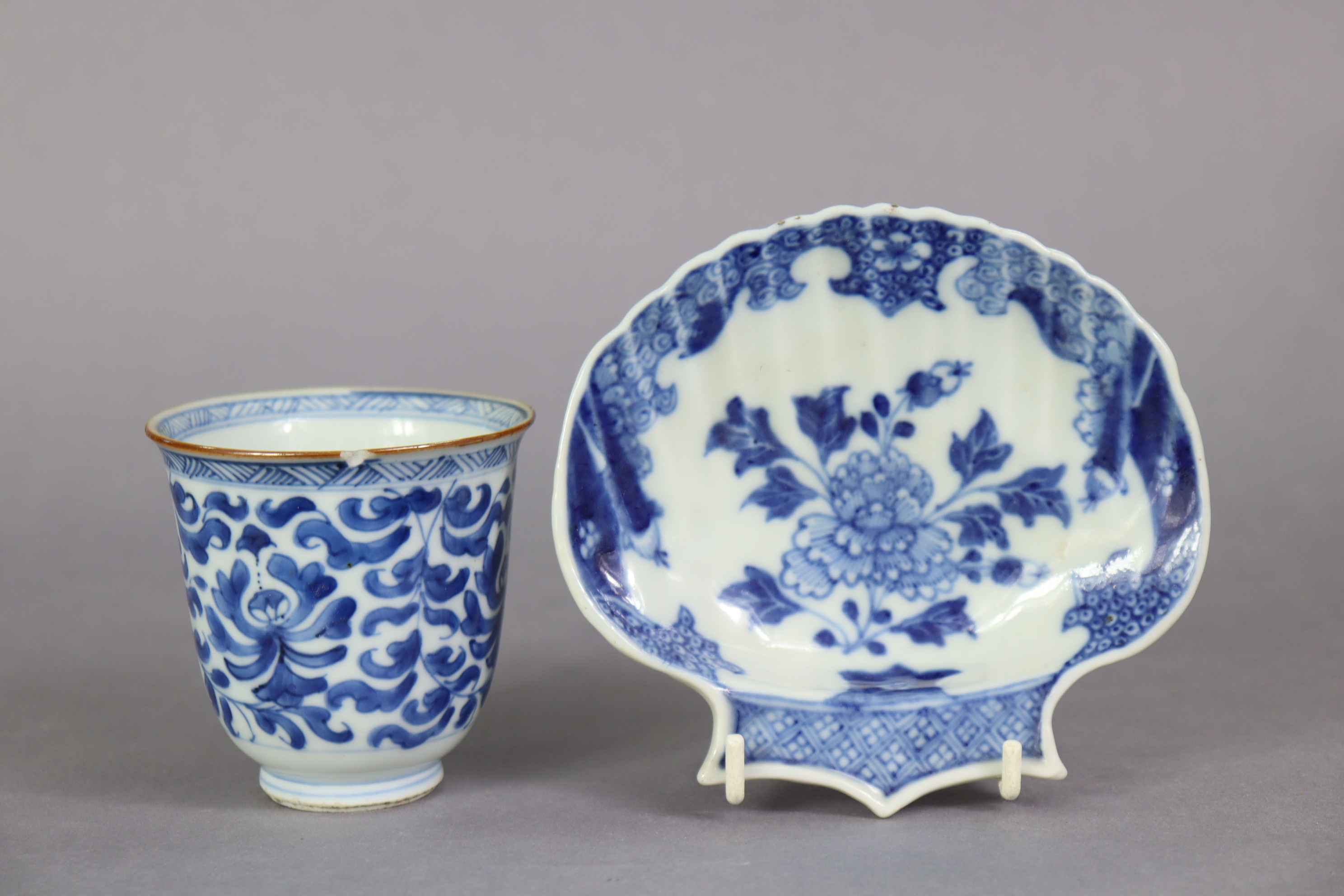 An 18th century Chinese famille verte porcelain bowl & cover, painted with a basket of flowers to - Image 9 of 12