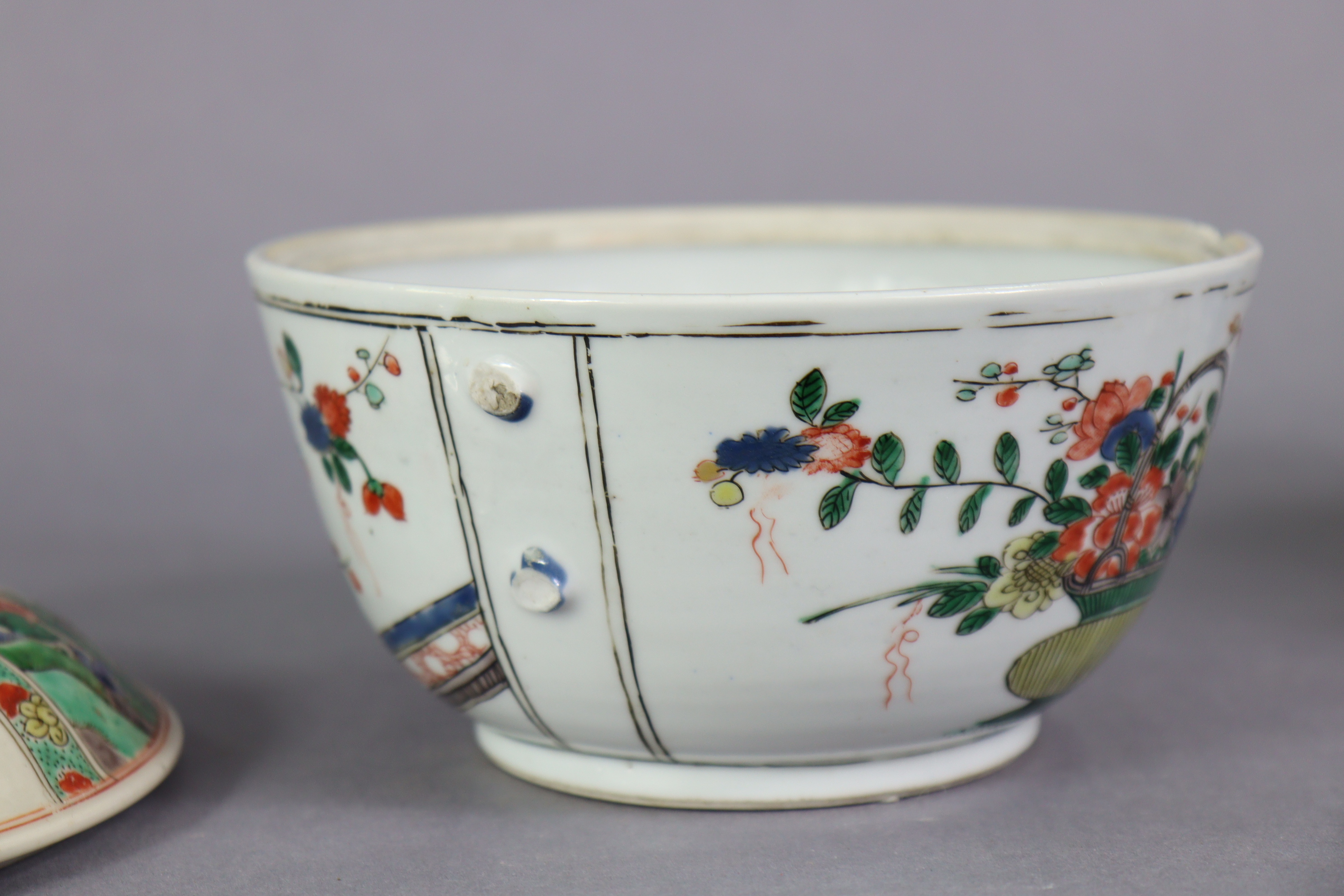 An 18th century Chinese famille verte porcelain bowl & cover, painted with a basket of flowers to - Image 3 of 12